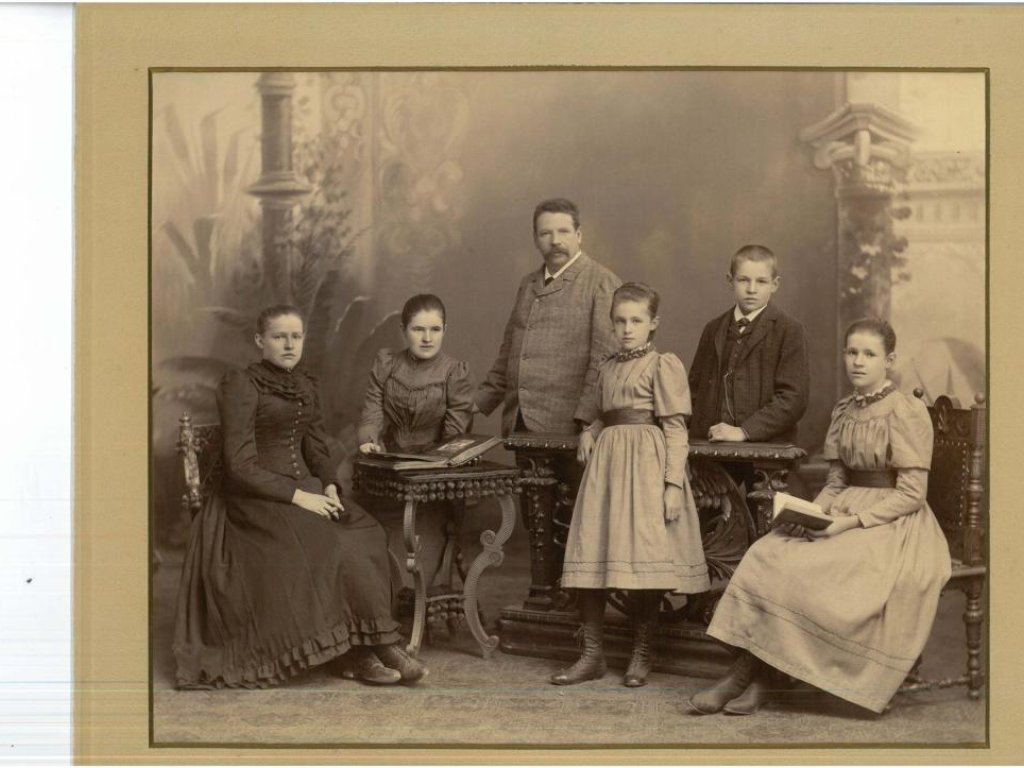 Familie Schwärzler- Karoline in der Mitte